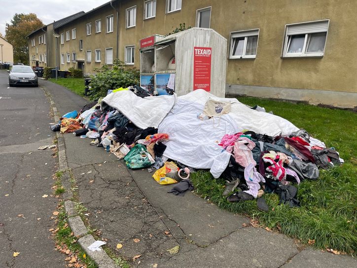 Seit Wochen stapeln sich Kleider vor dem vollen Containern in der Lilienthalstraße/Ecke Immelmann-Straße.