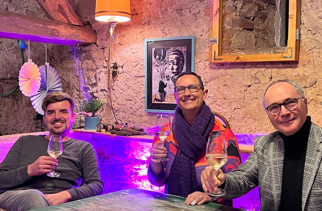 (v.l.) Inhaber Martin Becker-Ulmen, Fördervereinsvorsitzende Sabine Schwiemann und Rainer Laupichler, Künstlerischer Leiter der Kulturscheune.