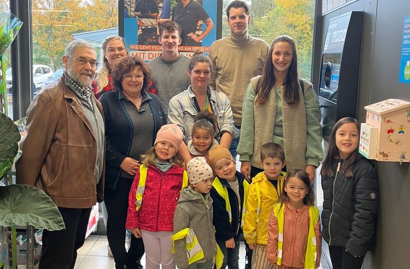 Bei der Eröffnung der Pfandbon-Spendenbos waren dabei (hintere Reihe, von links): Svenja Gutenberger (Einrichtungsleitung Kindertagesstätte Wunderland am Rhein), Linus Müller (Dualer Masterstudent), Marcel Neuhaus (Regionalverkaufsleiter der Unternehmensgruppe ALDI Süd) sowie (vordere Reihe, von links): Helmut Zindorf (Erster Beigeordneter Stadt Boppard), Manuela Zink-Rheingans (Filialleiterin), Isabell Mooren (Erzieherin Kita Wunderland), Lorena Bardtke (Erzieherin Kita Wunderland) und einige Kitakinder des Wunderlandes.