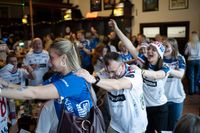 Party im Front of House