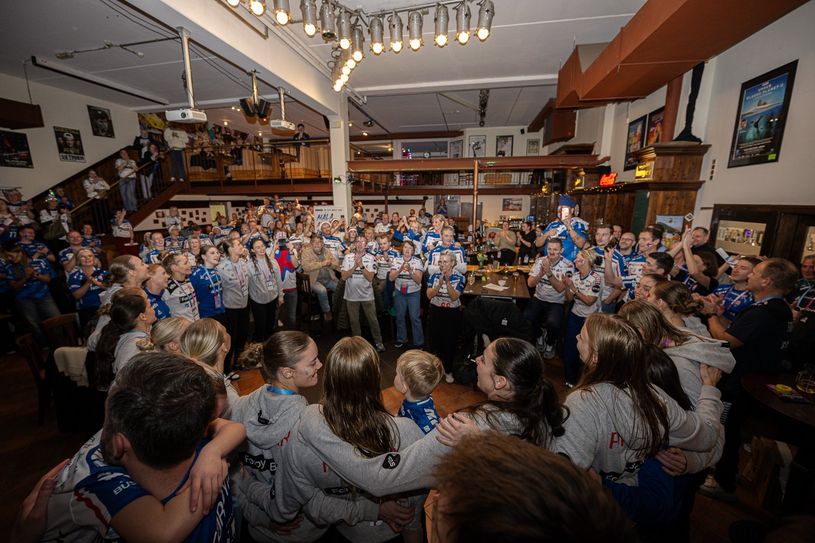 Party im Front of House