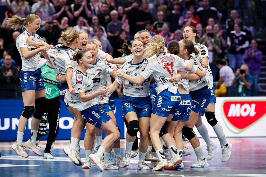 Jubel des Teams der Färöer nach dem 27:25-Sieg über Spanien.