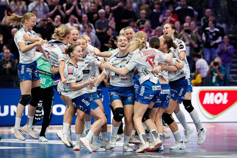 Jubel des Teams der Färöer nach dem 27:25-Sieg über Spanien.