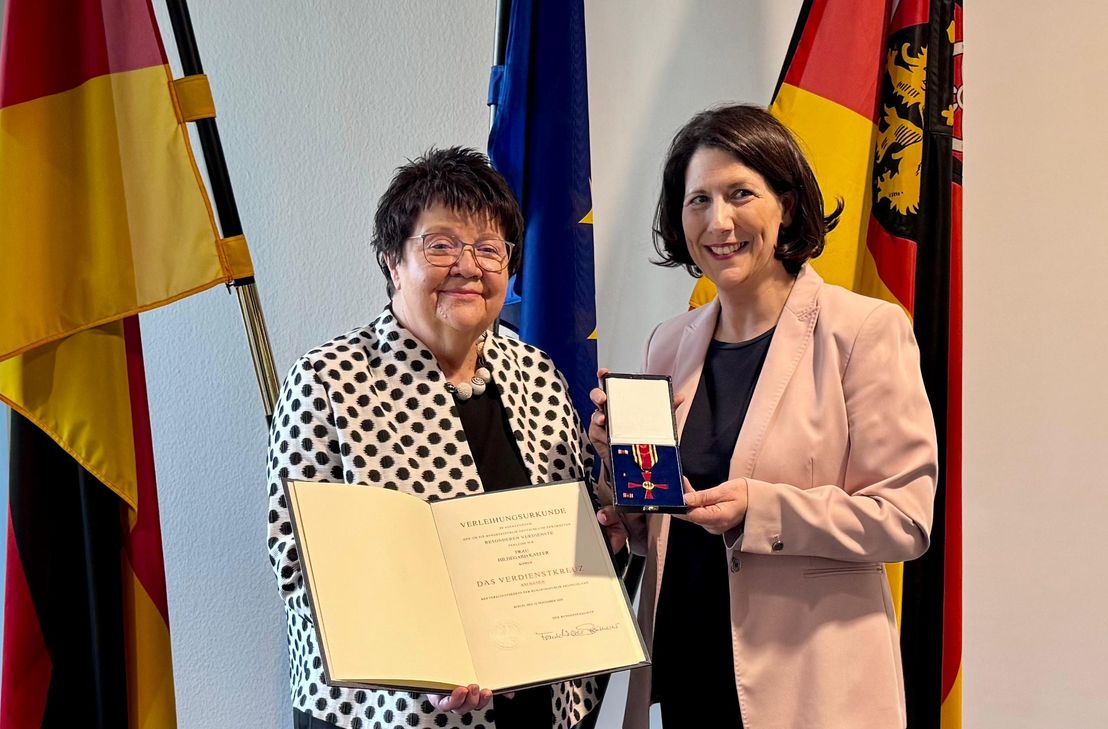 Wirtschaftsministerin Daniela Schmitt überreichte die Auszeichnung in Mainz und würdigte Hildegard Kaefer (links) als herausragende Unternehmerpersönlichkeit und engagierte Vertreterin des rheinland-pfälzischen Mittelstands.