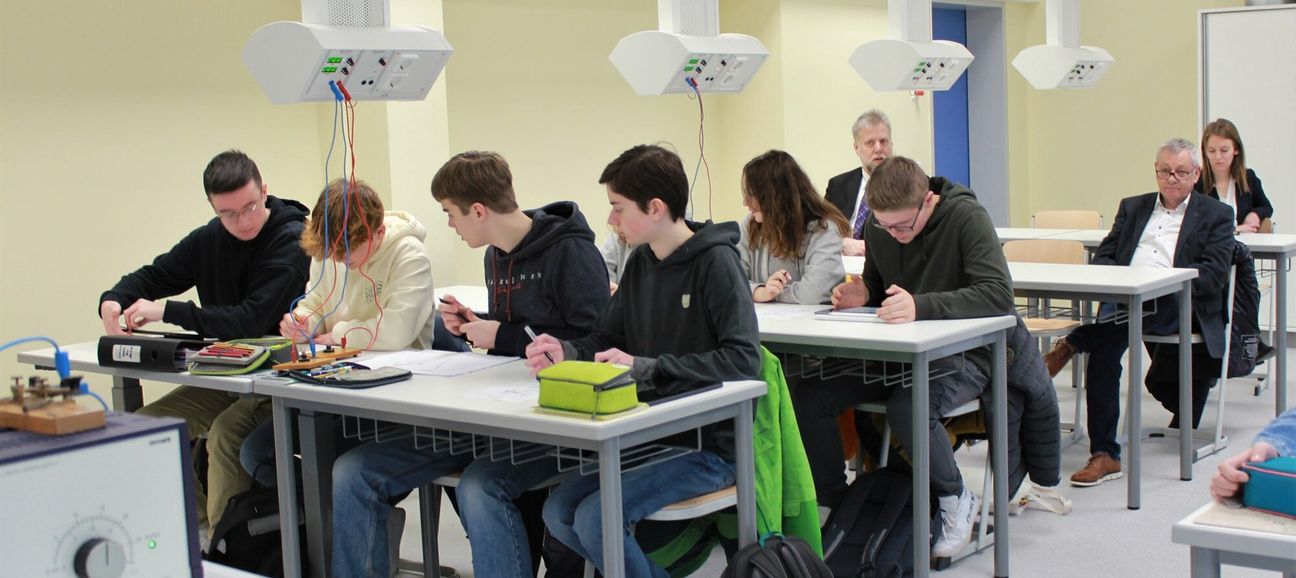 In einem der jüngst sanierten naturwissenschaftlichen Räume des Martin-von-Cochem Gymnasiums »drückte« Landrat Manfred Schnur (rechts) auch noch einmal gerne die Schulbank.
