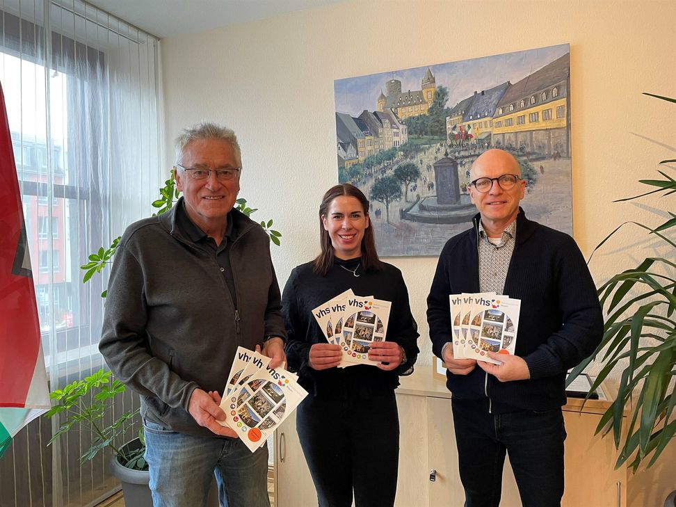 Von links: Josef Brodam, Pädagogischer Leiter der VHS Mayen, Yvonne Müller, Stellvertretung in der Geschäftsstelle der VHS Mayen, und Mayens Oberbürgermeister Dirk Meid.