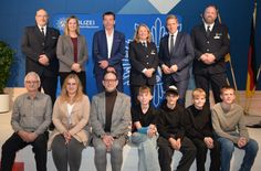 Zum zweiten Mal verlieh die Kreispolizeibehörde den Zivilcouragepreis. Das Foto zeigt einige der Preisträger (vordere Reihe), die Laudatoren sowie Landrat Markus Ramers.   	Foto: Scholl