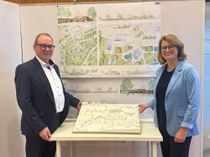 Bürgermeister Jürgen Dixius und Erste Beigeordnete Simone Thiel präsentieren das favorisierte Konzept zum Neubau des Saarburger Hallenbades.
