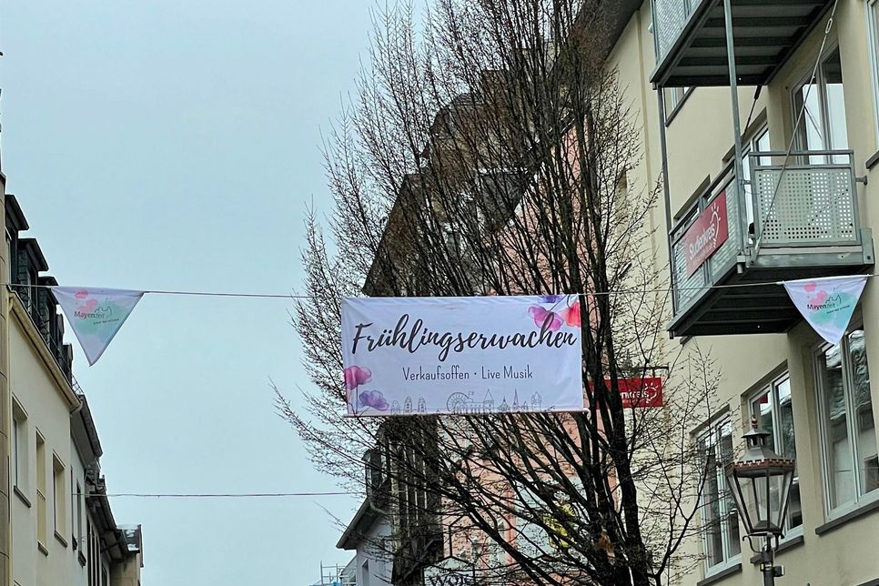 Banner, die in der Stadt aufgehängt wurden, weisen auf das Frühlingserwachen hin.