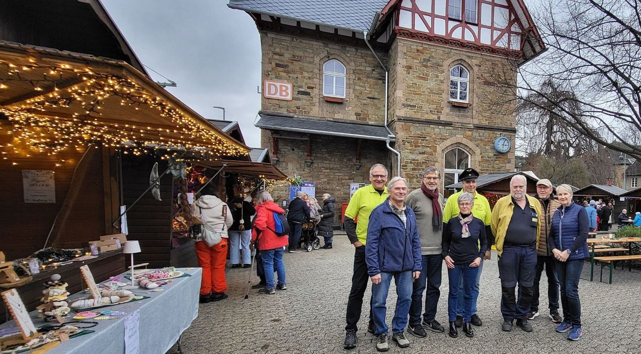 Die Crew der Ahrtalbahnfreunde vor dem Bad Bodendorfer Bahnhof.