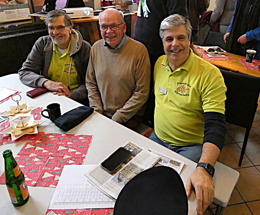 Gute Kontakte bestehen auch zum Sinziger Museum. Hier der Vorsitzende des dortigen Fördervereins Harry Rehmann (Mitte), eingerahmt von den beiden Vorsitzenden der Ahrtalbahnfreunde Ulrich Stumm (re.) und Wolfgang Groß.