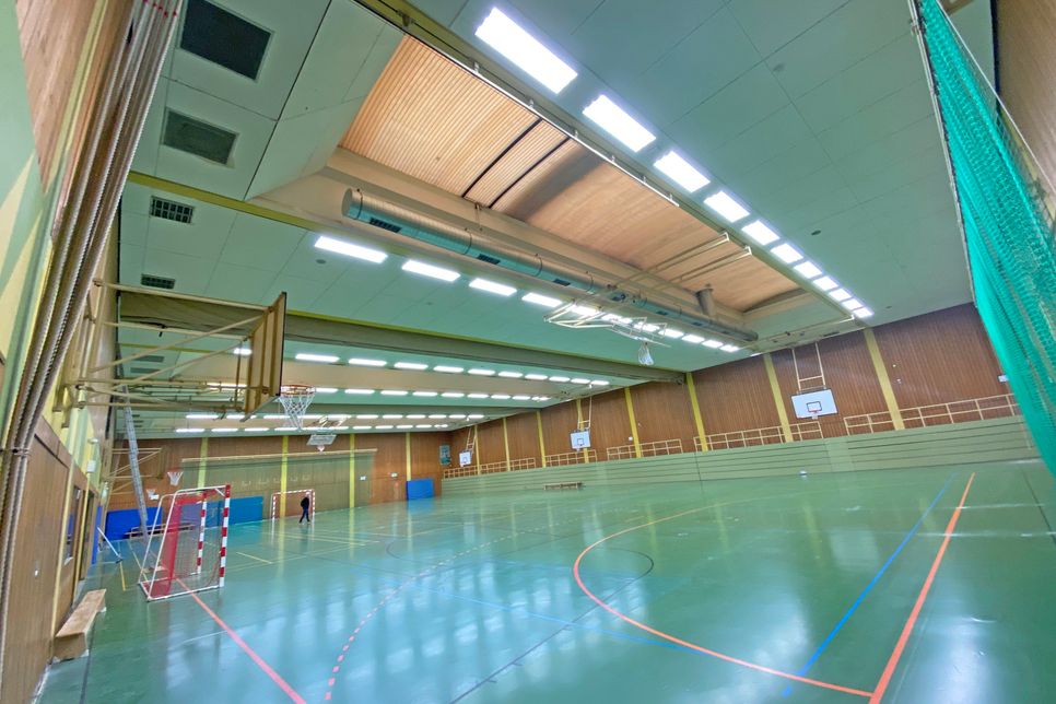 Wie bereits in der Sporthalle der Realschule plus und Fachoberschule Untermosel in Kobern-Gondorf soll die Umrüstung der Hallenbeleuchtung auf LED-Beleuchtung auch an weiteren kreiseigenen Schulen erfolgen.