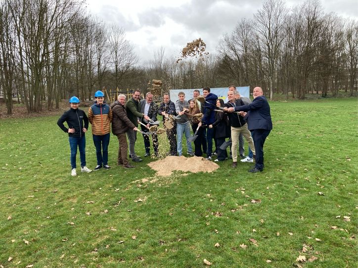 Strahlende Gesichter bei allen Beteiligten, darunter Schulleiter Michael Mombaur, Bürgermeister Sacha Reichelt, der Erste Beigeordnete Alfred Jaax, Vertreter von McArena, sowie Dr. B. Borgmann, Christoph Werner und die Präsidenten der Rotary Clubs Euskirchen Dr. Stefan Gau und Dr. Klaus Meyer.