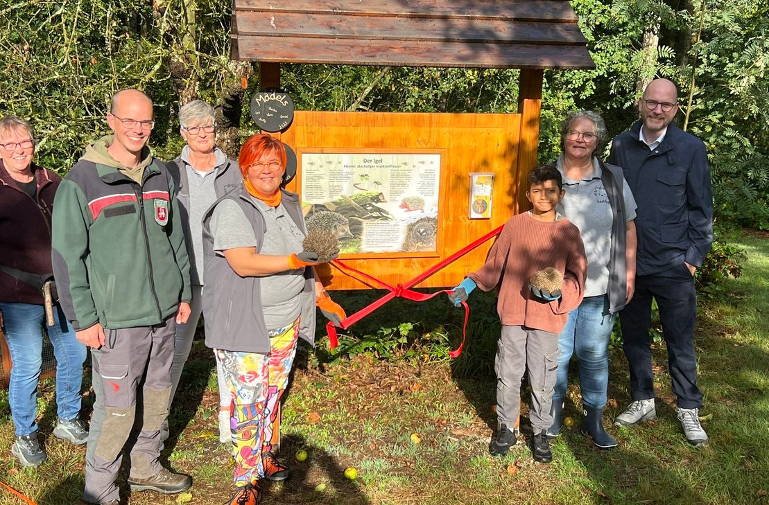 Die Igelstation in direkter Nachbarschaft zu Schwarzwildgehege und Kindergartenwald hat Michaela Linzenich (vorne) gemeinsam mit Gemeindeförster Tobias Elbert (2.v.l.) eingerichtet. Unterstützung findet sie stets beim elfjährigen Naturfreund Julius (3.v.l.).