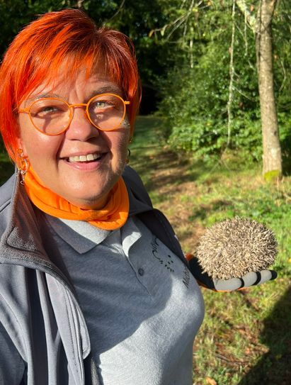 Michaela Linzenich richtet eine Igelstation im Kindergartenwald der Gemeinde Roetgen ein