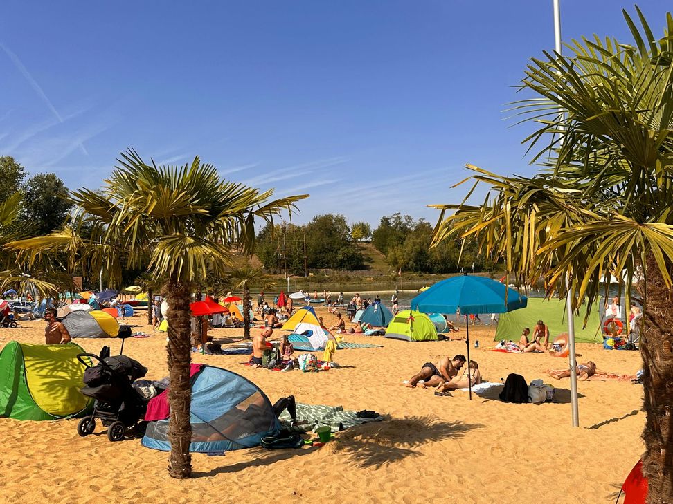 Am Palmenstrand im Seepark Zülpich wird die Schwimmsaison 2026 eröffnet.
