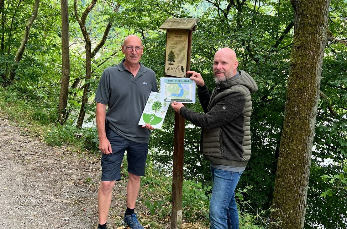 Hauptwegewart Edgar Breuer, Vorsitzender Frank Wiesen und ihre Mitstreiter haben noch eine Menge zu tun, ehe der neue Natuerlebnispfad zum 100. Geburtstag des Eifelvereins Einruhr/Erkensruhr eröffnet werden kann, der um den Bereich des Obersees südwestlich der Bundesstraße 266 am ehemaligen Pleushütte vorbei führt.$$$Foto: T. Förster