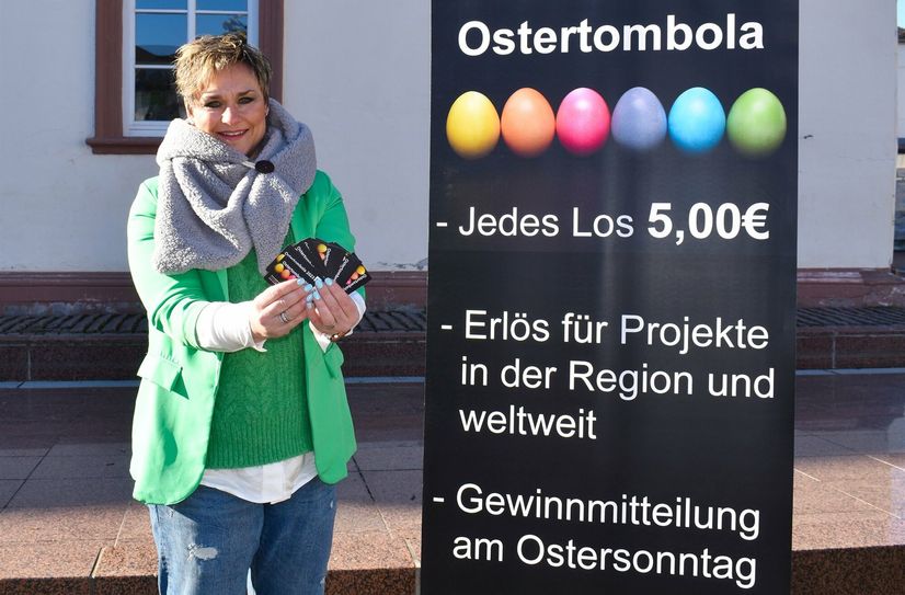 Rotary-Präsidentin Jeanette Lüpkemann dankt allen Helfern und Sponsoren für die Ermöglichung der Tombola.