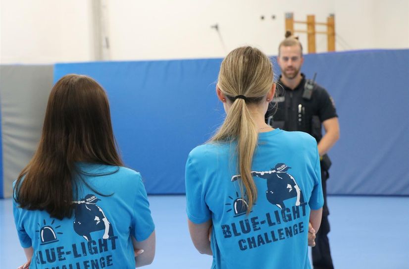 POK Martin Müller stellt beim Einsatztraining verschiedene Techniken vor.