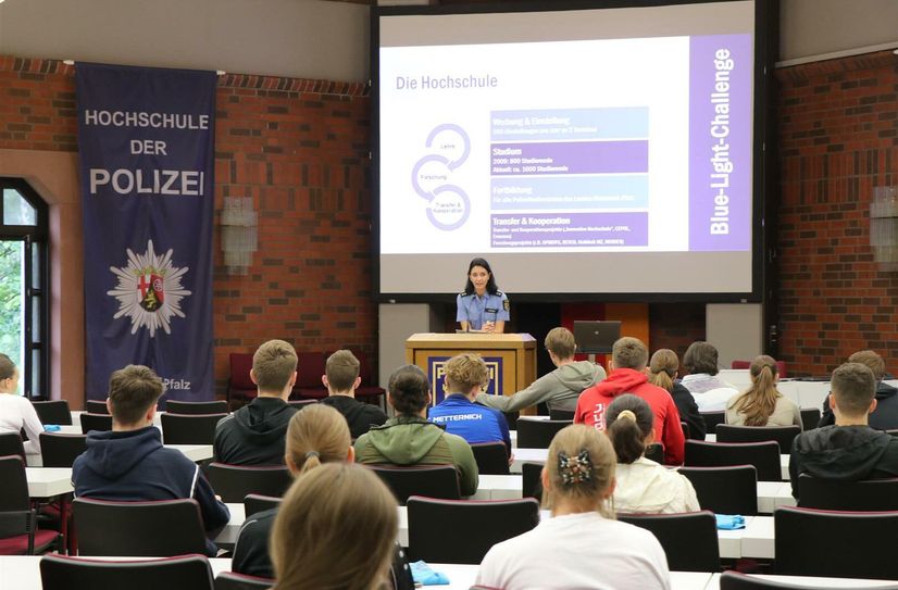 Polizeioberrätin Judith Krämer, Leiterin der Zentralstelle für Werbung und Einstellung, begrüßt die Teilnehmerinnen und Teilnehmer.