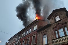 Das Ausbreiten der Flammen konnten die Einsatzkräfte zwar verhinden, trotzdem ist das Haus in der Viktoriastraße jetzt unbewohnbar.