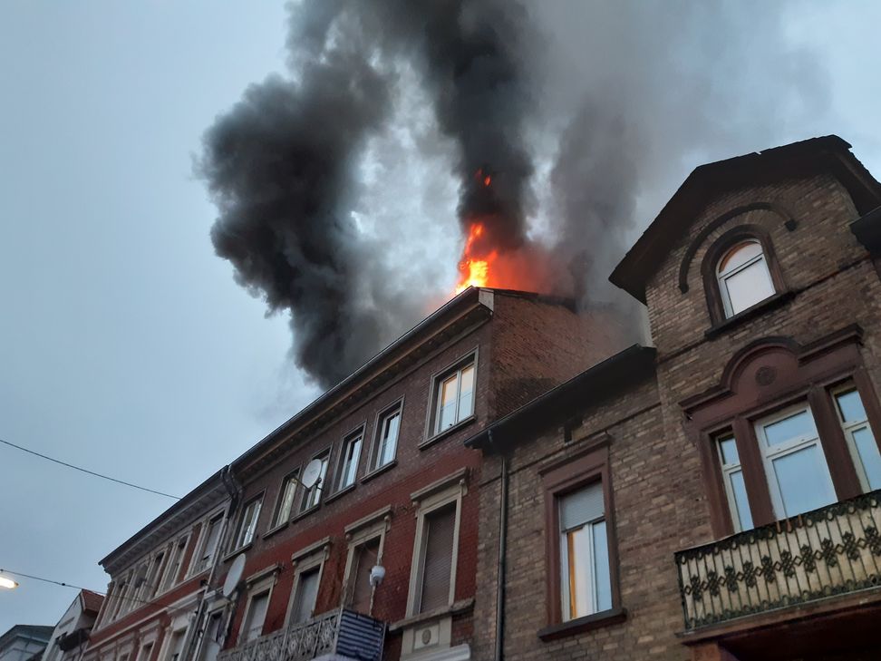 Das Ausbreiten der Flammen konnten die Einsatzkräfte zwar verhinden, trotzdem ist das Haus in der Viktoriastraße jetzt unbewohnbar.