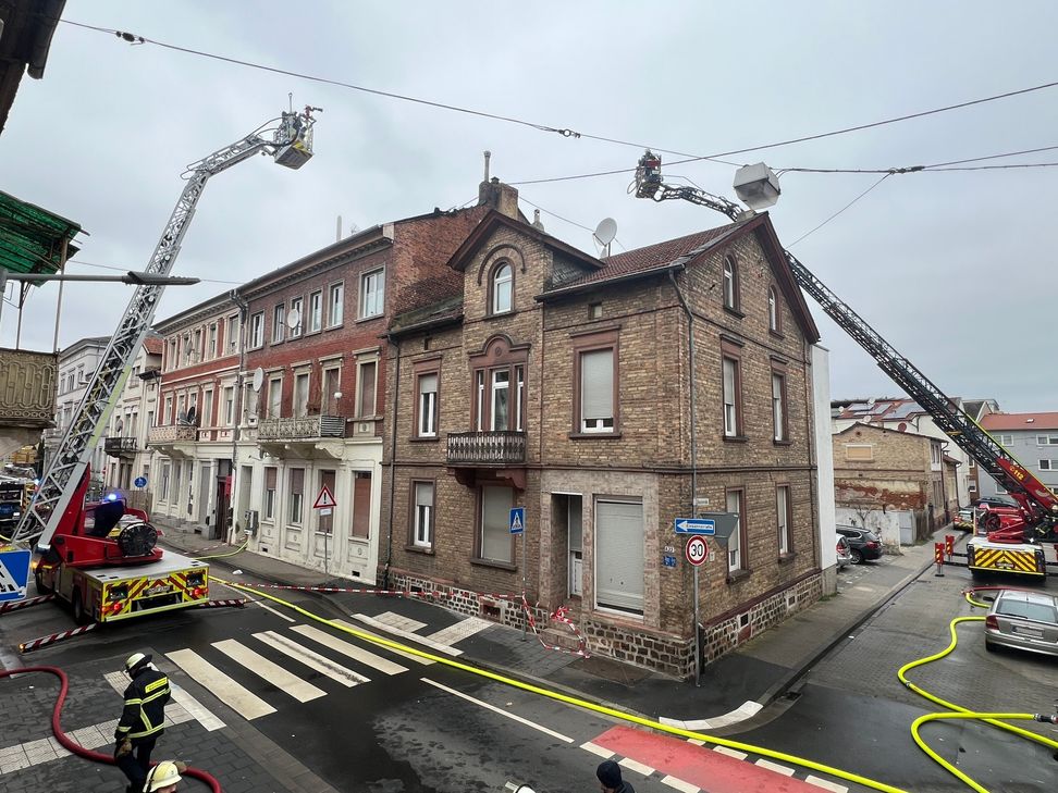 Das Ausbreiten der Flammen konnten die Einsatzkräfte zwar verhinden, trotzdem ist das Haus in der Viktoriastraße jetzt unbewohnbar.