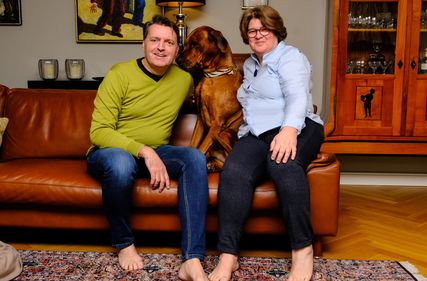 Vera Schneevoigt gehört zu Deutschlands Top-Managerinnen. Nach 38 Jahren Berufserfahrung, davon 20 Jahre in leitender Position, hat sie auf eigenen Wunsch die Konzernwelt verlassen, um sich gemeinsam mit Ehemann Thomas um ihre Eltern und Schwiegereltern kümmern zu können. Ihre Entscheidung hat sie öffentlich kommuniziert.