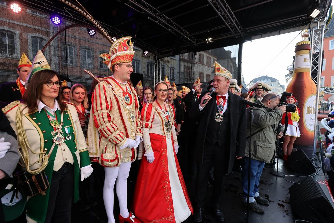 Impressionen von der Prinzenpaarproklamation auf dem Trierer Hauptmarkt an Weiberfastnacht