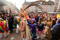 Impressionen von der Prinzenpaarproklamation auf dem Trierer Hauptmarkt an Weiberfastnacht
