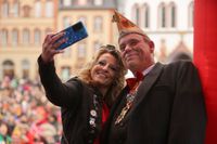 Impressionen von der Prinzenpaarproklamation auf dem Trierer Hauptmarkt an Weiberfastnacht