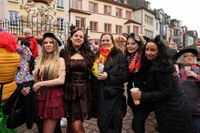 Impressionen von der Prinzenpaarproklamation auf dem Trierer Hauptmarkt an Weiberfastnacht