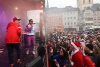Impressionen von der Prinzenpaarproklamation auf dem Trierer Hauptmarkt an Weiberfastnacht