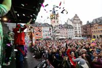 Impressionen von der Prinzenpaarproklamation auf dem Trierer Hauptmarkt an Weiberfastnacht