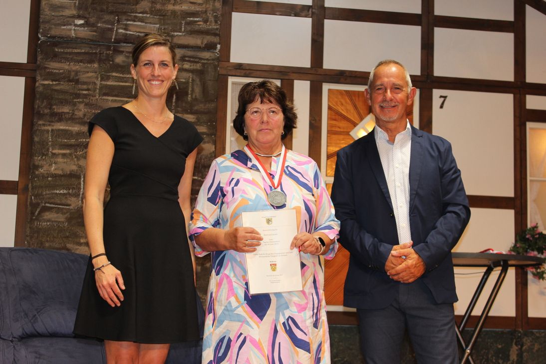 Preisträgerin Waltraud Haake mit Dr. Carmen Krämer und Bernd Jakobs.