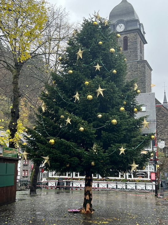 Der Baum steht schon auf dem Marktplatz, der Budenzauber in der Monschauer Altstadt entsteht in den nächsten Tagen.