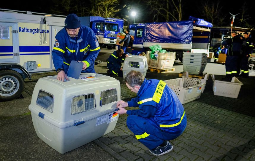 Ein 51-köpfiges THW-Team ist in die Türkei geflogen, um im Erdbebengebiet unter anderem mit Suchhunden verschüttete Menschen zu finden.