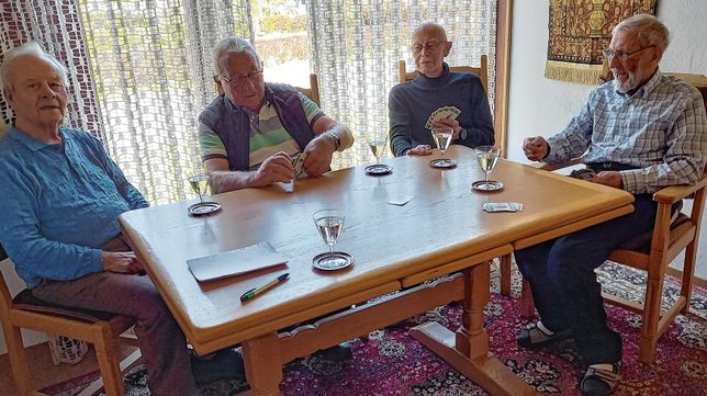 18! 20! Passe! In froher Runde genießen die Skat-Brüder (v.l.) Walter Reinartz, Laurenz Graff, Helmut Schüttler und Helmut Georges das Spiel mit den Karten.