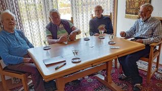 18! 20! Passe! In froher Runde genießen die Skat-Brüder (v.l.) Walter Reinartz, Laurenz Graff, Helmut Schüttler und Helmut Georges das Spiel mit den Karten.