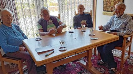 18! 20! Passe! In froher Runde genießen die Skat-Brüder (v.l.) Walter Reinartz, Laurenz Graff, Helmut Schüttler und Helmut Georges das Spiel mit den Karten.