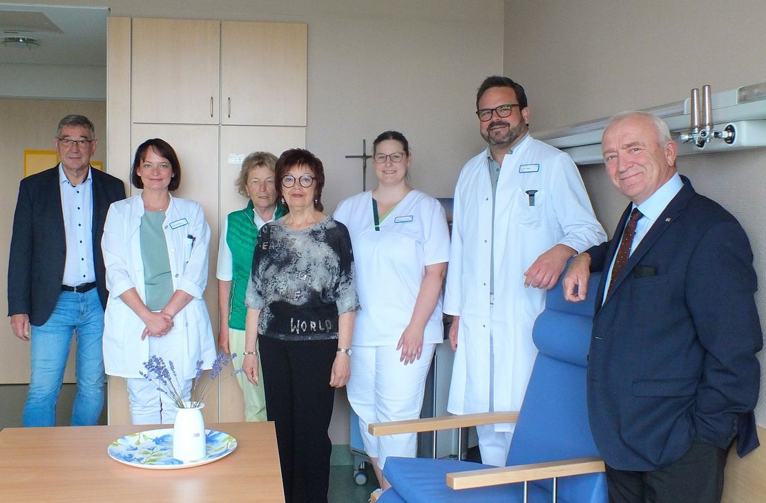 v.l.: Geschäftsführer Michael Wilke, Dr. med. Bettina Dunkel (OÄ Palliativ- und Schmerzstation), Mathilde Weinandy (stellv. Vorsitzende des Fördervereins), Elisabeth Oehms (Firma Oehms), Karolin Allar (Stationsleitung), Dr. med. Christian Elsen (Chefarzt), Aloysius Söhngen (Vorsitzender des Fördervereins und Verbandsbürgermeister Prüm)