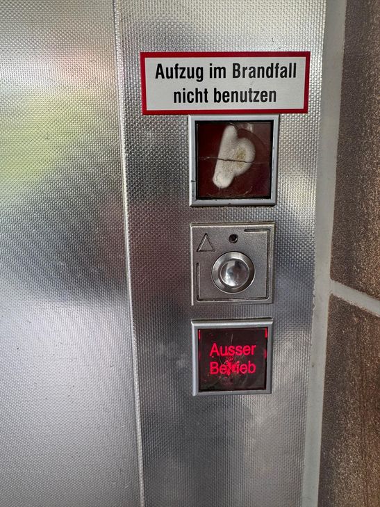 Der einzige barrierefreie Weg in die Stadthalle ist seit mehr als einem Monat defekt. Bislang wurde der Fehler noch nicht gefunden.