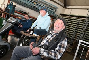 Ein Spaßvogel unter Freunden: Von einem Gast seiner Gewerbeabmeldungsfete bekam »Trenge Steff« ein Paar Schluffen geschenkt, in denen jeweils ein »Stubbi« steckte.