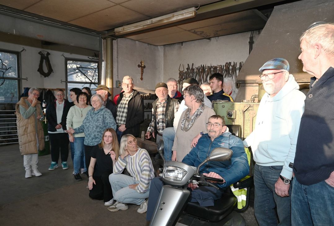 Noch am Abend der Gewerbeabmeldung versammelte der wie ein bunter Hund in der Eifel bekannte Schmiede- und Schlossermeister eine ganze Menge Familienangehörige, Freunde und Kollegen in der Sistiger Schmiede zum Feiern.