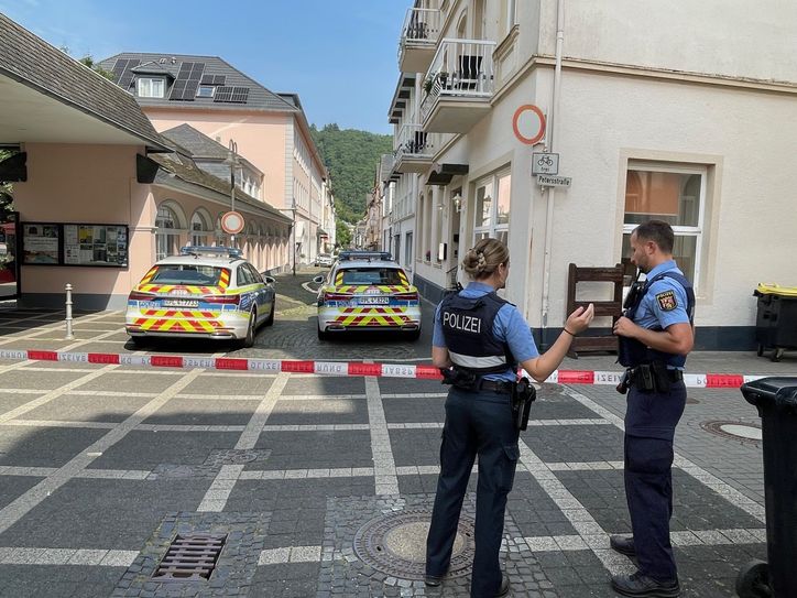 Polizei sperrt Fußgängerzone – Tatverdächtiger weiter im Gebäude.