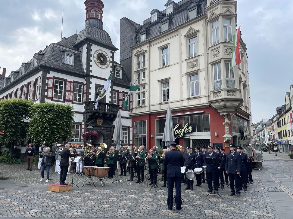 Das Schützenständchen vor dem Alten Rathaus ist immer ein besonderer Teil des Schützenfestes der St. Sebastianus Schützengesellschaft 1280 e.V.