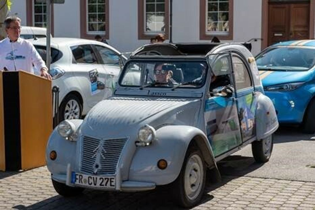 Publikumsliebling und Exot zwischen den Neufahrzeugen der WAVE Trophy war der zum Stromer umgebaute Citroen 2CV von Elisabeth und Konrad Wangart aus Merzhausen. (Fotos: Volker Berg)