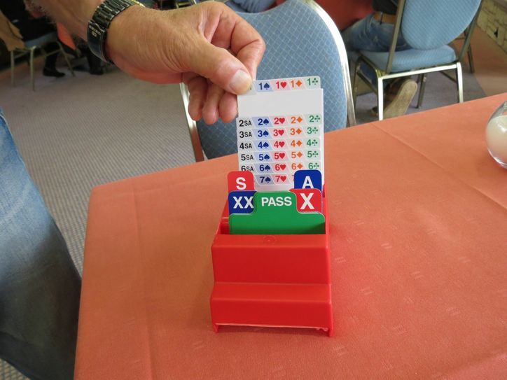 Sprechen unerwünscht: Bidding-Box mit Bietkarten.