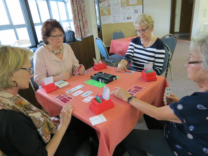 Auch im Kreis Bernkastel-Wittlich gibt es eine rege Anhängerschaft des Bridge. Allwöchentlich treffen sich die Mitglieder des Bridgeclubs einmal in Kues, einmal in Traben-Trarbach. Zweite von rechts: Ingrid Schlömann.