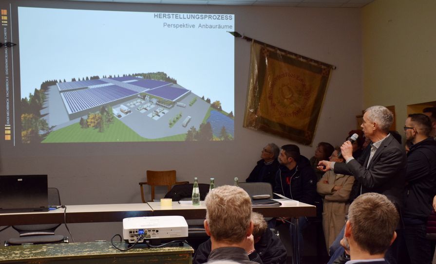 Die Planung wurde auch bei einer Versammlung in Firmenich-Obergartzem mit den Bürgern diskutiert. Bürgermeister Dr. Hans-Peter Schick hatte damals schon die Sorgen signalisiert, dass er sogar eine Klage bis zum Oberverwaltungsgericht nicht ausschließe. Foto: Kirsten Röder/pp/Agentur ProfiPress